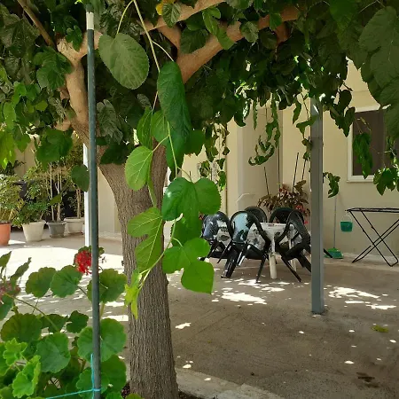Vivari's Family House Дом отдыха