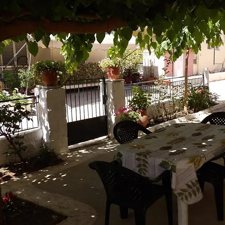 Vivari's Family House Дом отдыха *