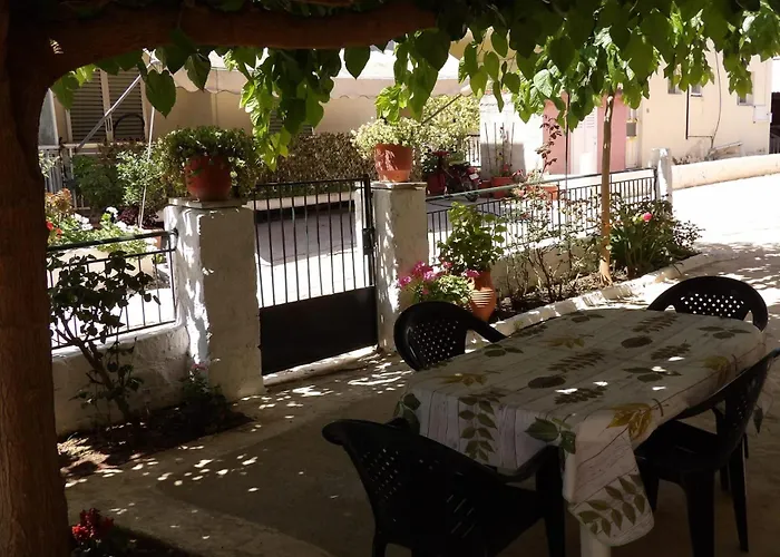 Vivari's Family House Дом отдыха *